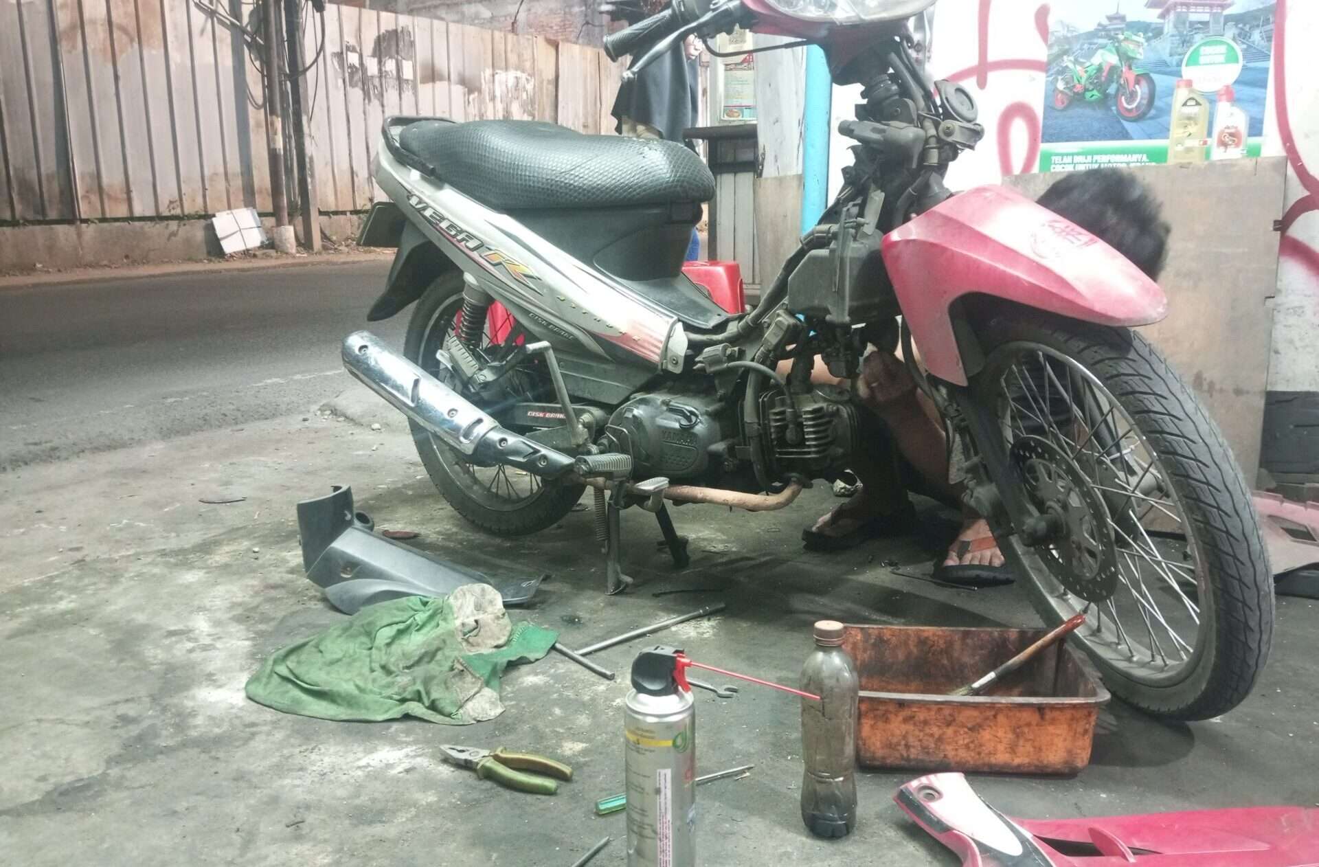 Jangan Telat Ganti Oli Motor, Bikin Kantong Jebol dan Mesin Ambrol!