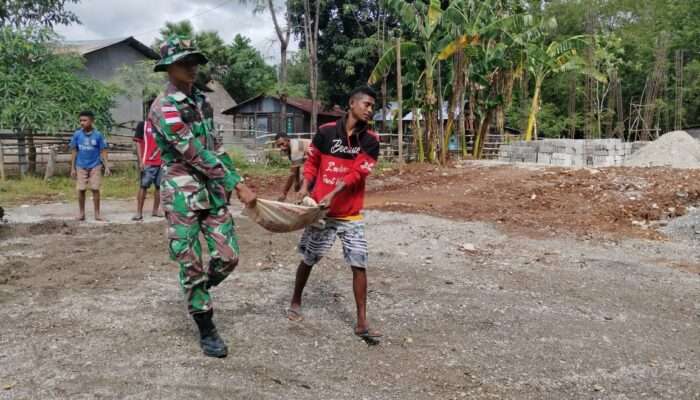 Satgas Yonkav 6/Naga Karimata Bantu Masyarakat Bangun Rumah Pastor di Desa Tasinifu NTT