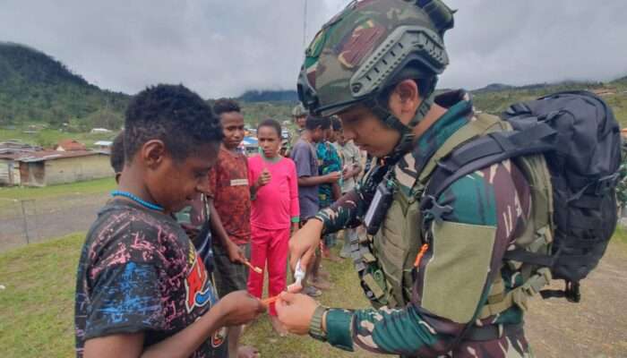 Edukasi Kesehatan Gigi Anak-anak Puncak Papua oleh Satgas Mobile Yonif 323/BP