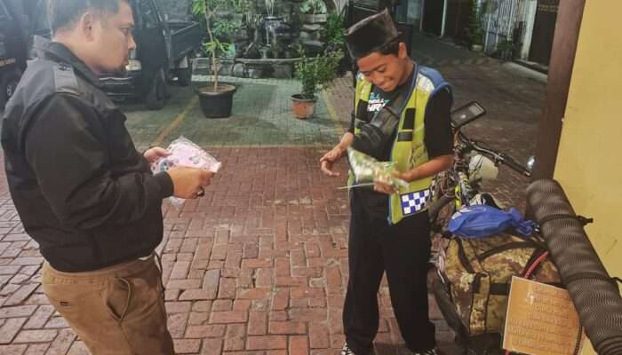 Polisi di Jakarta Barat Berikan Bantuan kepada Warga yang Sedang Berjuang untuk Pengobatan Orang Tua