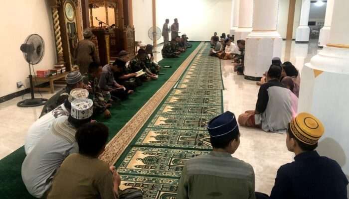 Kolaborasi TNI dan Masyarakat: Meningkatkan Keimanan Bersama di Masjid Al-Anshar Mappi