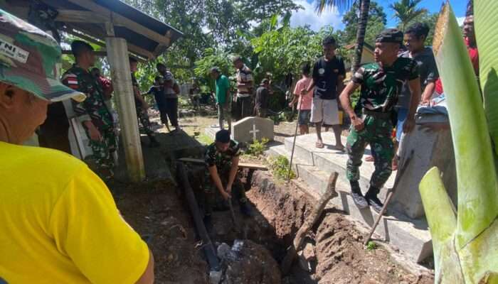 Ksatria Naga Karimata Bantu Masyarakat Nilulat Menggali Kuburan