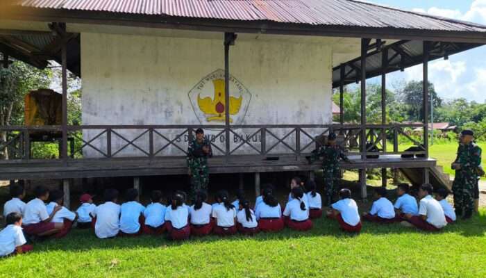 Prajurit Yonzipur 5/ABW Bantu Mengajar di SDN 4 Bakul