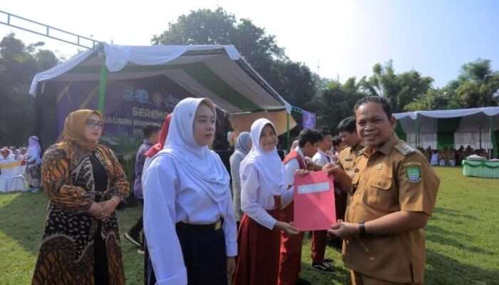 Surat Keputusan Lulus Diserahkan kepada 1400 Pelajar di Kecamatan Cibodas Tangerang