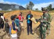 Prajurit Yonif 509 Kostrad Berikan Bantuan Langsung kepada Masyarakat Intan Jaya Papua