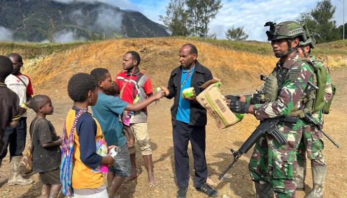 Prajurit Yonif 509 Kostrad Berikan Bantuan Langsung kepada Masyarakat Intan Jaya Papua