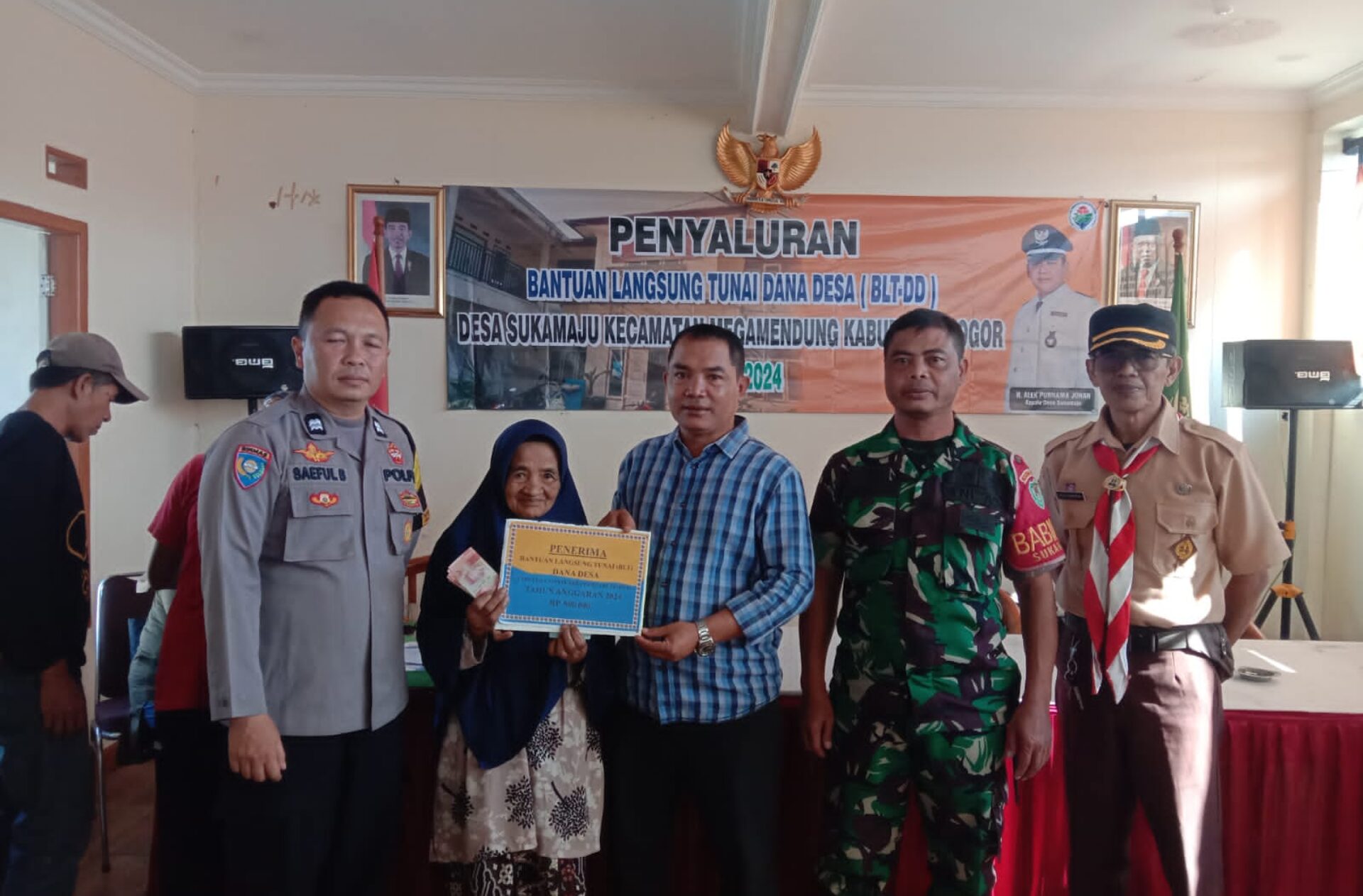 Sinergitas TNI-Polri di Bogor dalam Pemantauan Bantuan Langsung Tunai Desa Sukamaju
