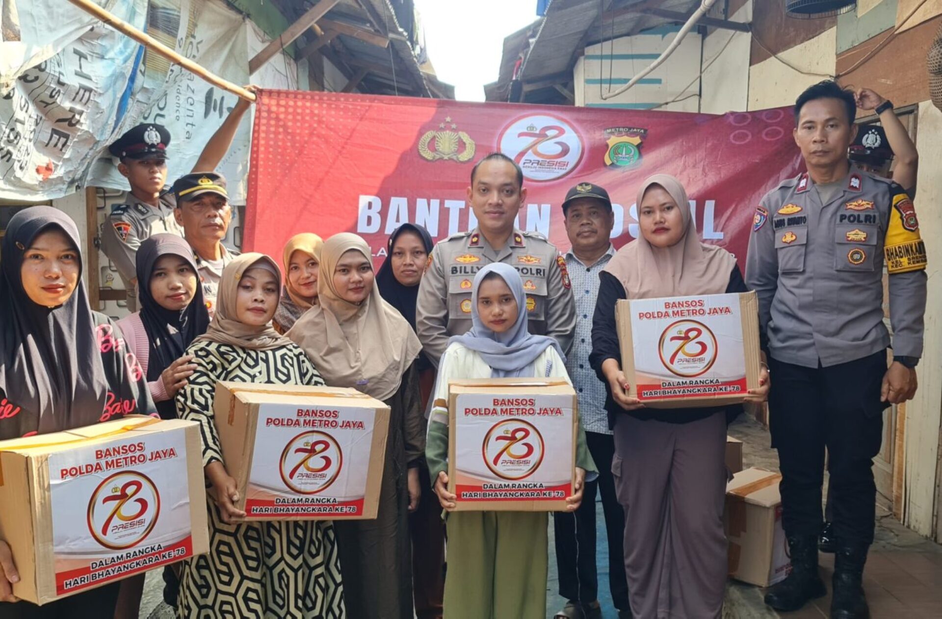 Polsek Kembangan Jakbar Salurkan 100 Paket Sembako di Hari Bhayangkara ke-78