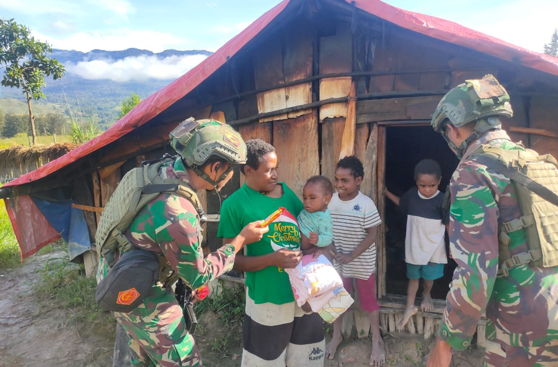 TNI Buktikan Kedekatan dengan Masyarakat Puncak Papua
