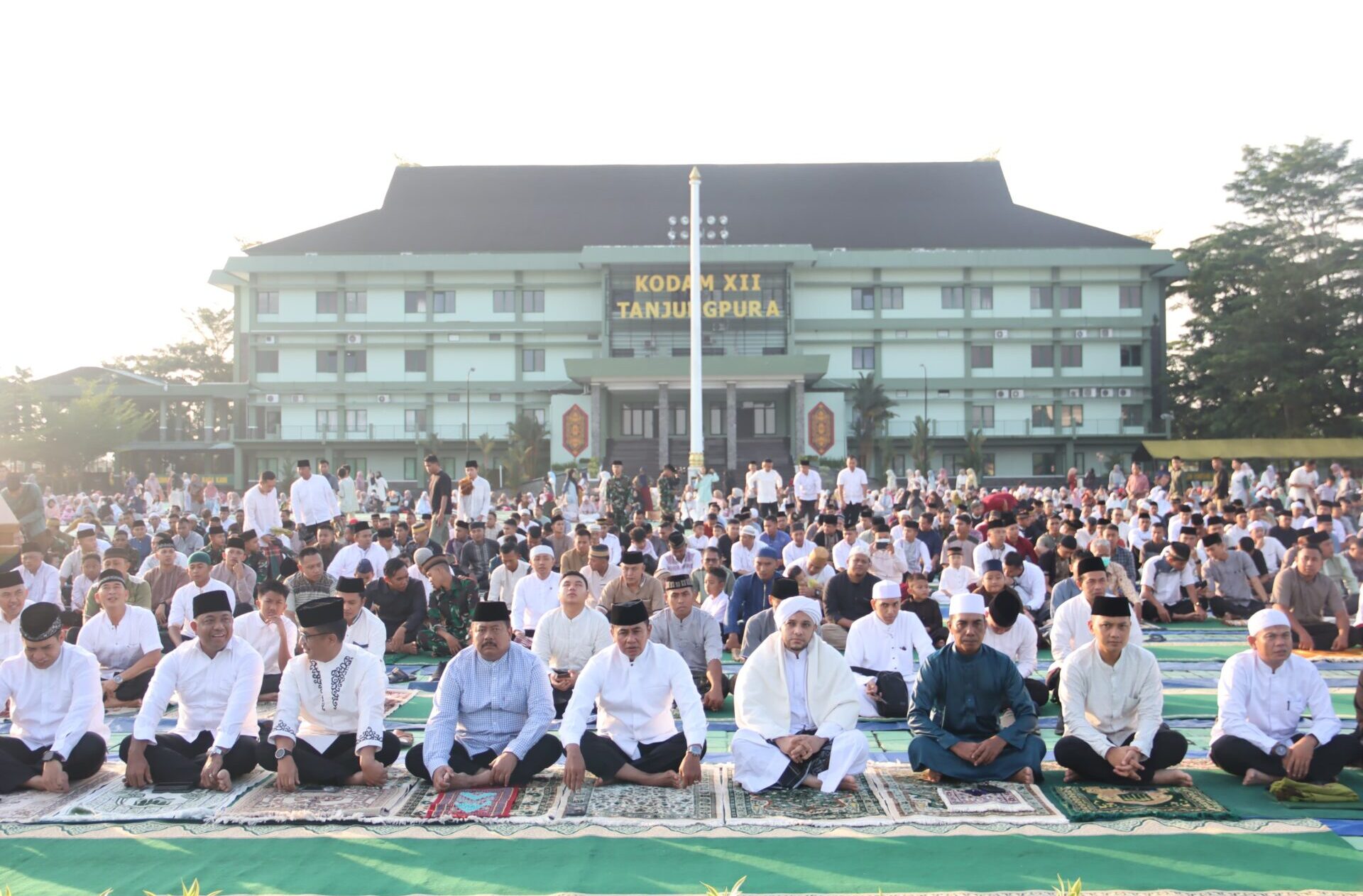 Pangdam XII/Tanjungpura Bagikan Hewan Kurban dalam Perayaan Iduladha