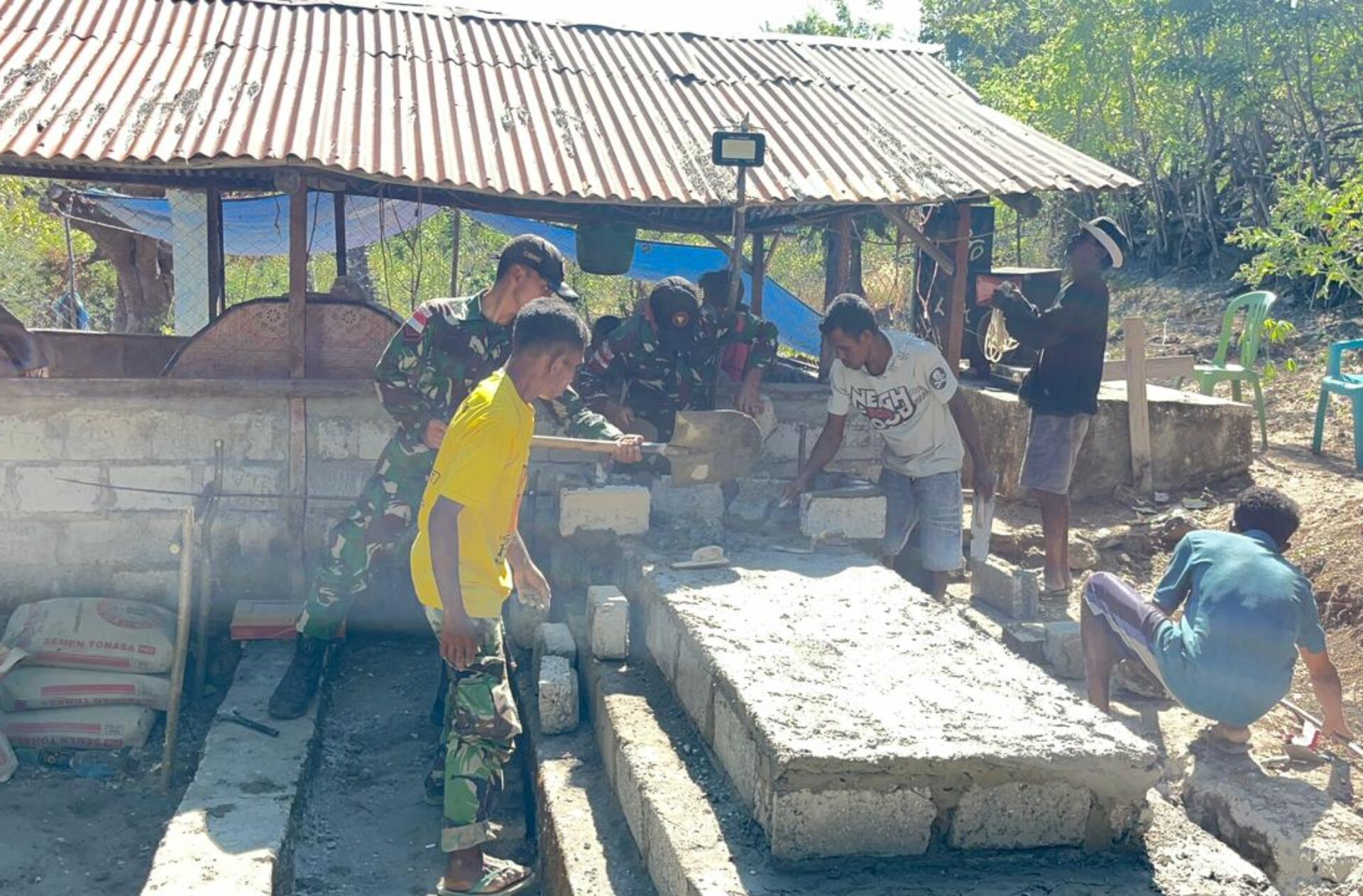 Renovasi Makam di Desa Tasinifu: Membangun Kemitraan Antar TNI dan Masyarakat