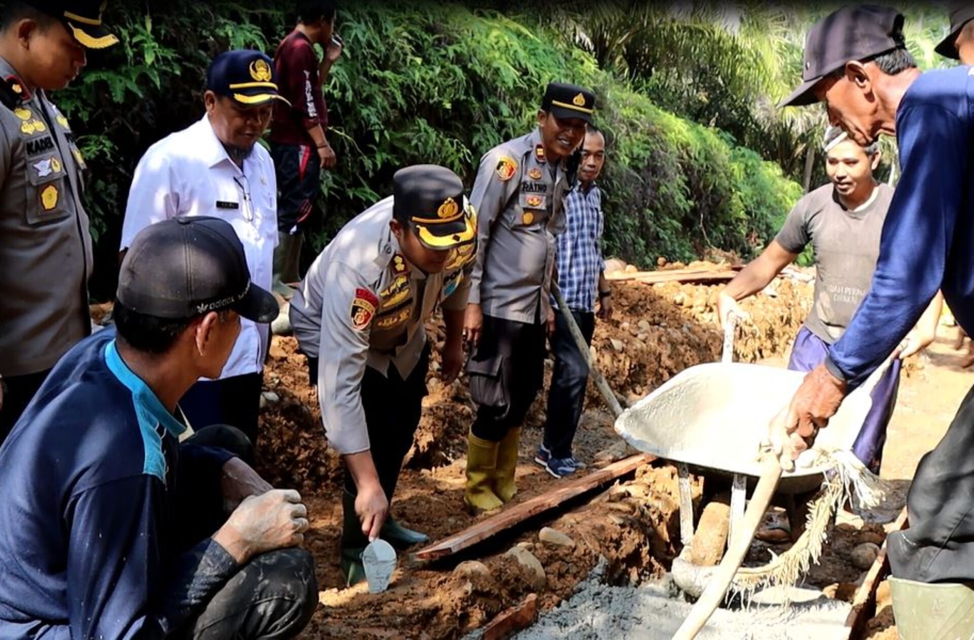 Wujudkan Impian Warga: Polres Bengkulu Utara Bangun Jalan Desa di Padang Jaya