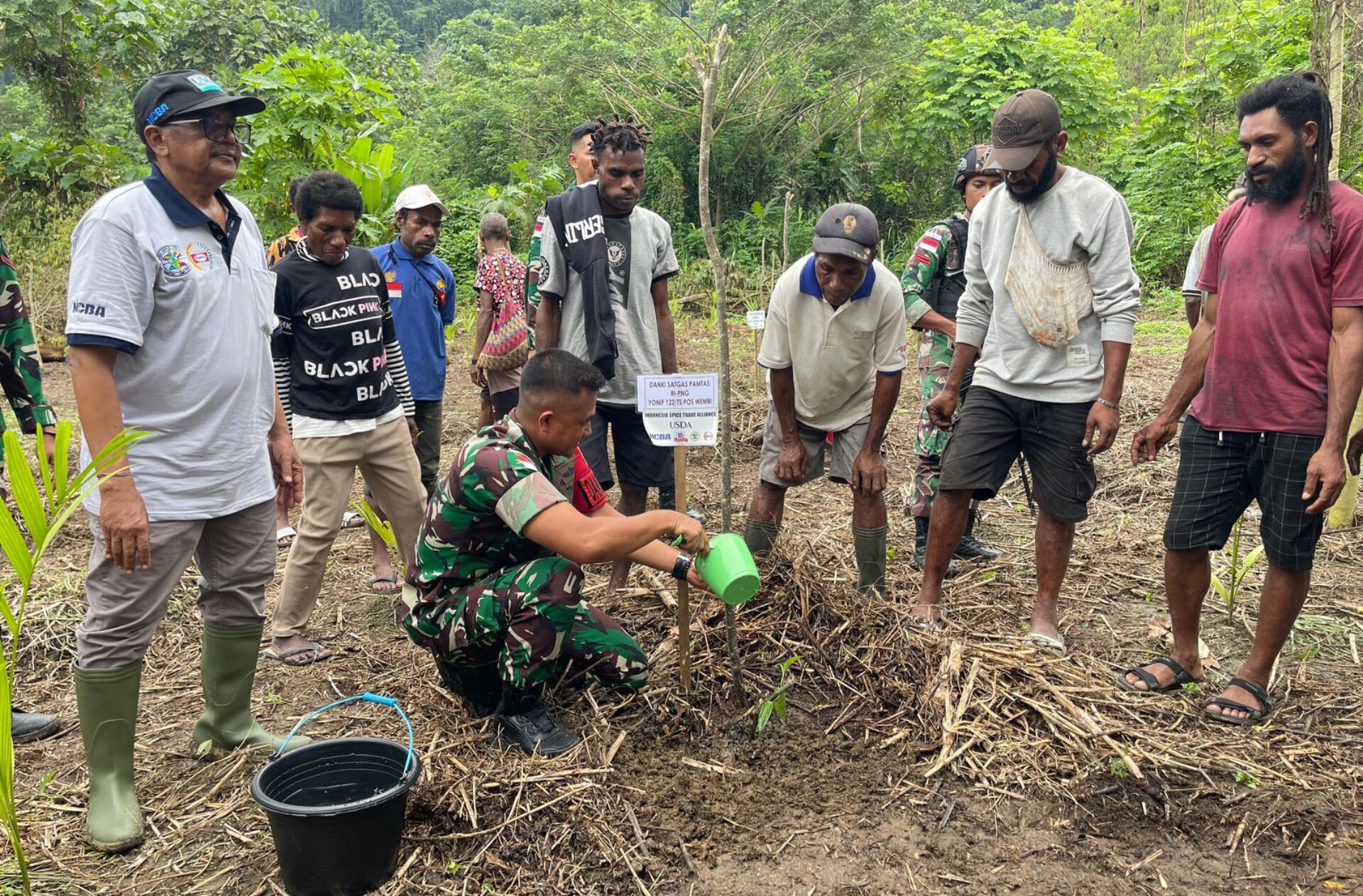 Penanaman Bibit Vanili di Kampung Wembi: Kolaborasi Satgas Yonif 122/TS dan Kelompok Tani