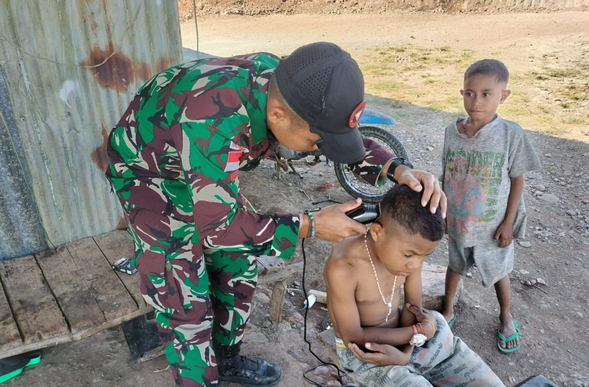 Ksatria Naga Karimata Peduli Penampilan Masyarakat di Daerah Perbatasan