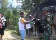 Prajurit TNI Satgas Yonif 323/BP Bagikan Bantuan Sembako di Kampung Kago Puncak Papua