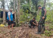 TNI dan Masyarakat Badau Gotongroyong Bedah Rumah di Perbatasan Kapuas Hulu