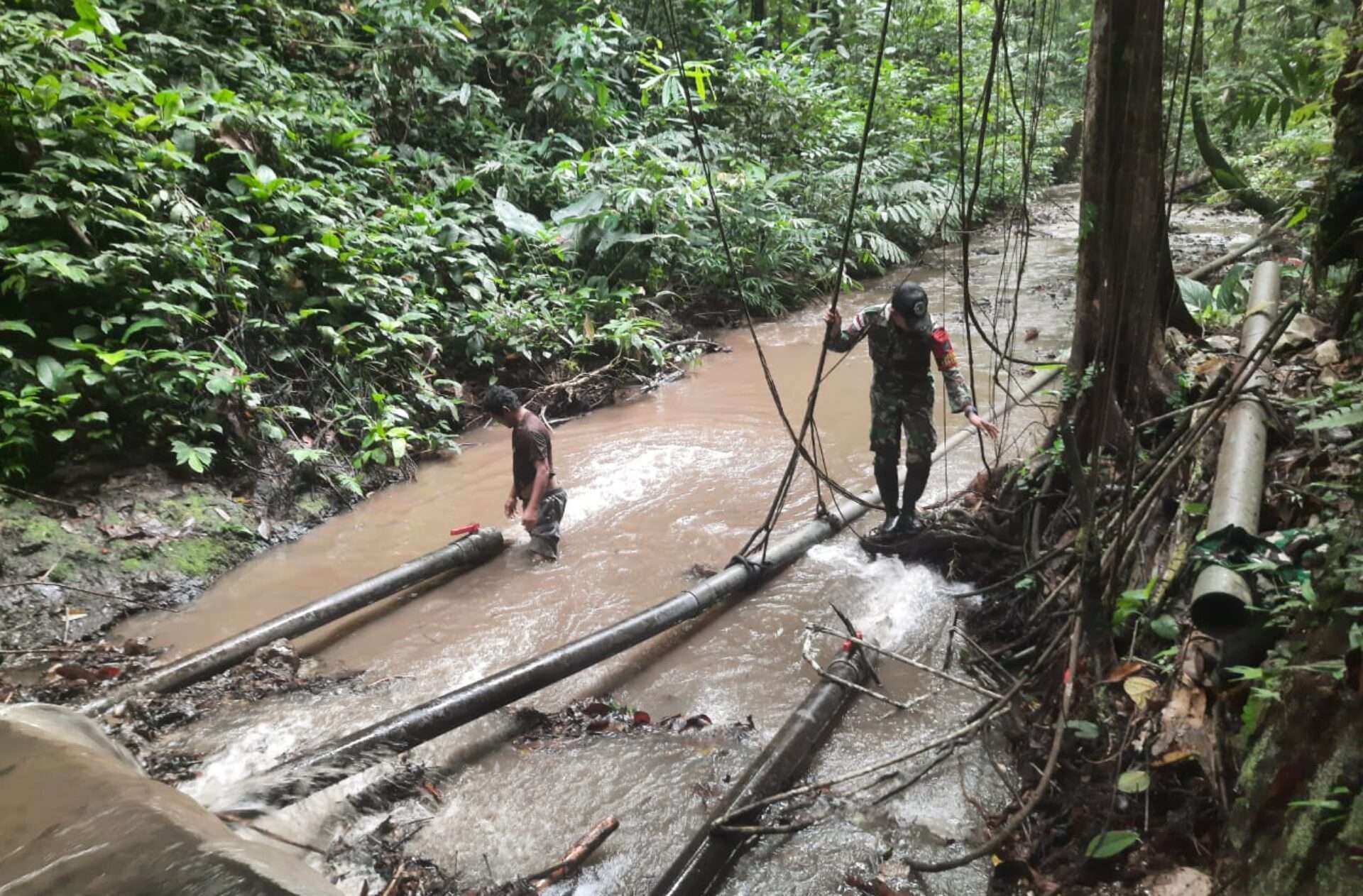 Satgas Pamtas RI-Malaysia Yonkav 12/BC Bantu Warga Perbaiki Bendungan Air di Dusun Segumon