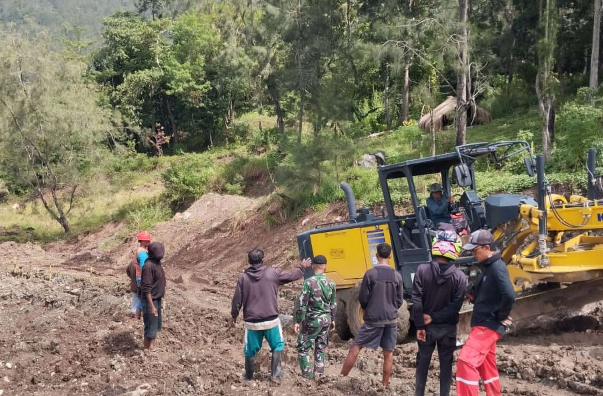 Kerja Bakti Prajurit Naga Karimata Perbaiki Jalan Desa Manusasi