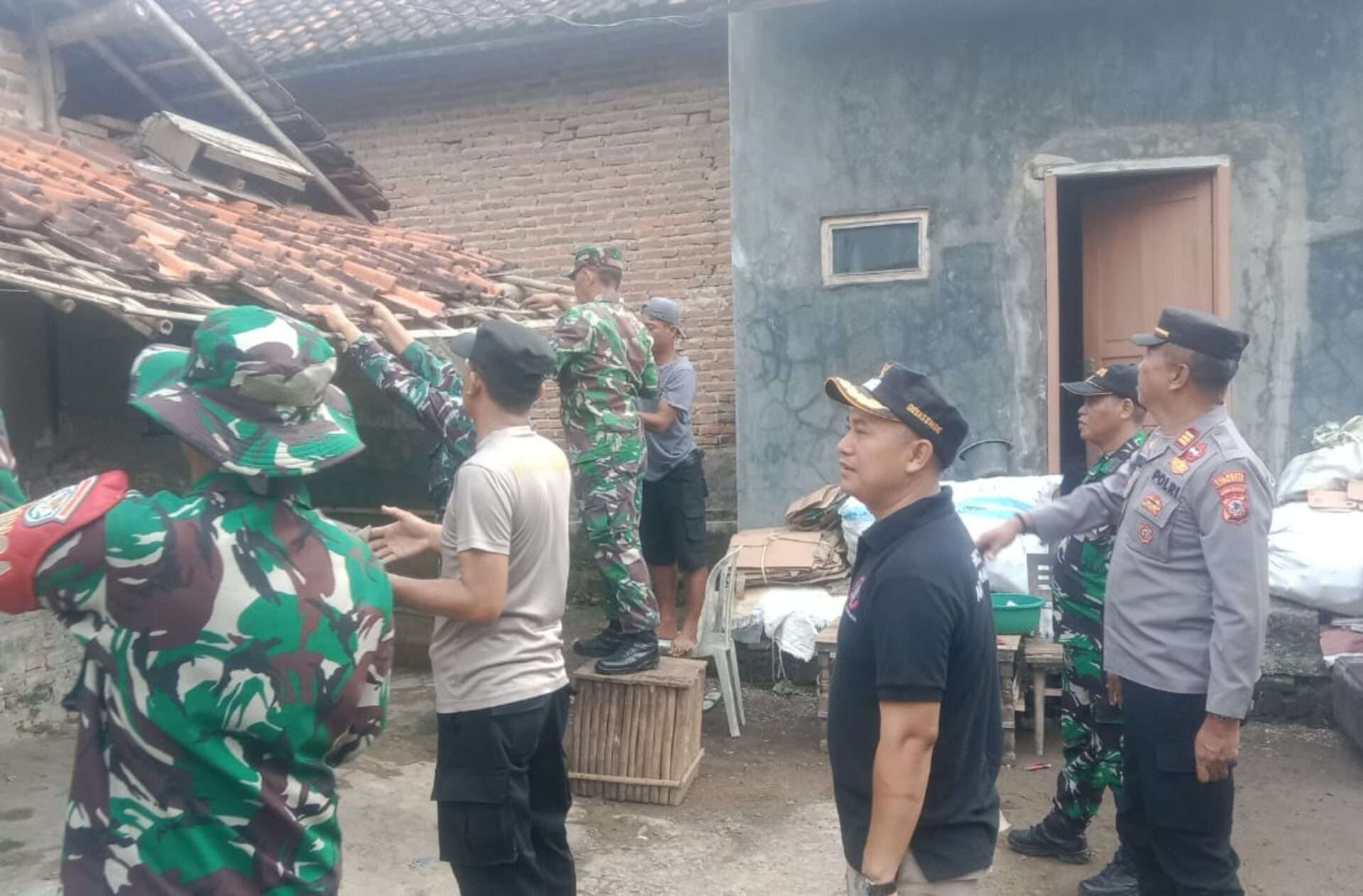Kolaborasi TNI-Polri di Arjawinangun: Memperkuat Sinergi untuk Kesejahteraan Desa Sende