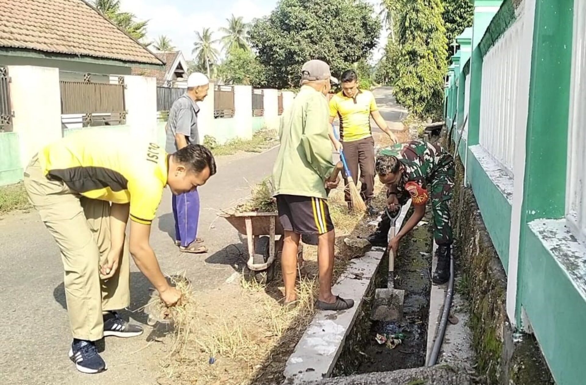Sinergi Positif untuk Kebersihan Lingkungan: Babinsa dan Bhabinkamtibmas Bersatu Melawan Sampah di Desa Pulerejo
