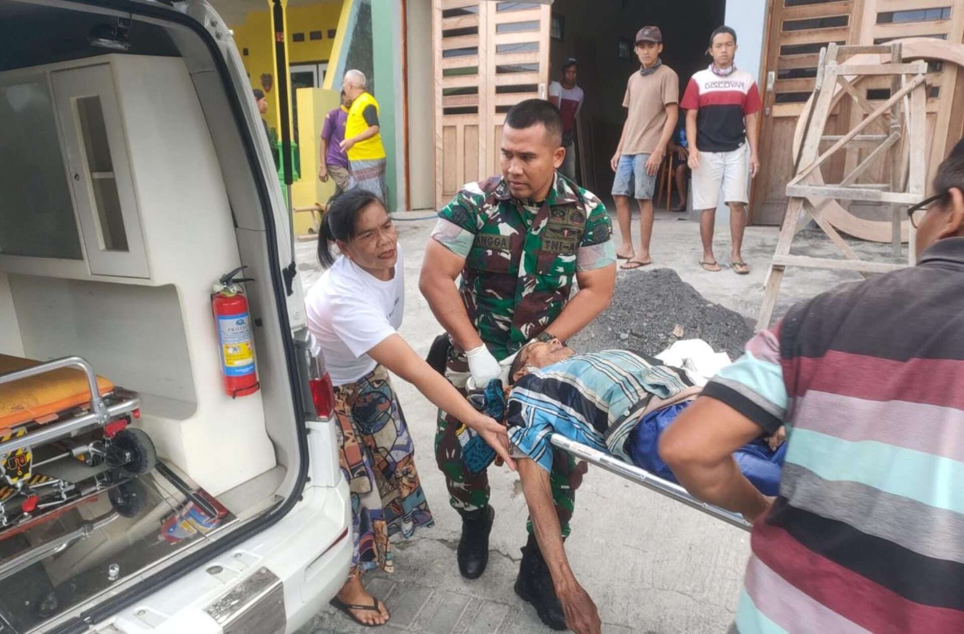 Warga Pendem Batu Hentikan Ambulans Yonkes 2/Yudha Bhakti Husada