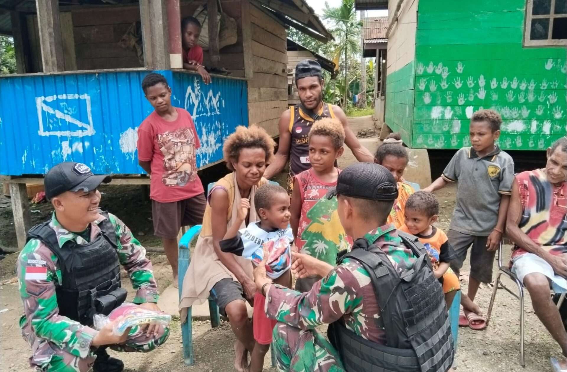 Membina Hubungan Harmonis di Perbatasan: Yonif 122/TS Bagikan Baju Baru untuk Anak-Anak Kampung Mosso