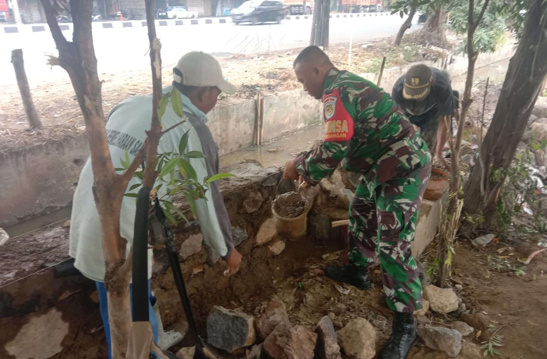 Peran Aktif Babinsa Larangan dalam Memulihkan Infrastruktur Sungai Cikenis