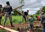 Satgas Yonif 125/SMB Bersama Masyarakat Benahi Jembatan di Kampung Tamanim Mappi