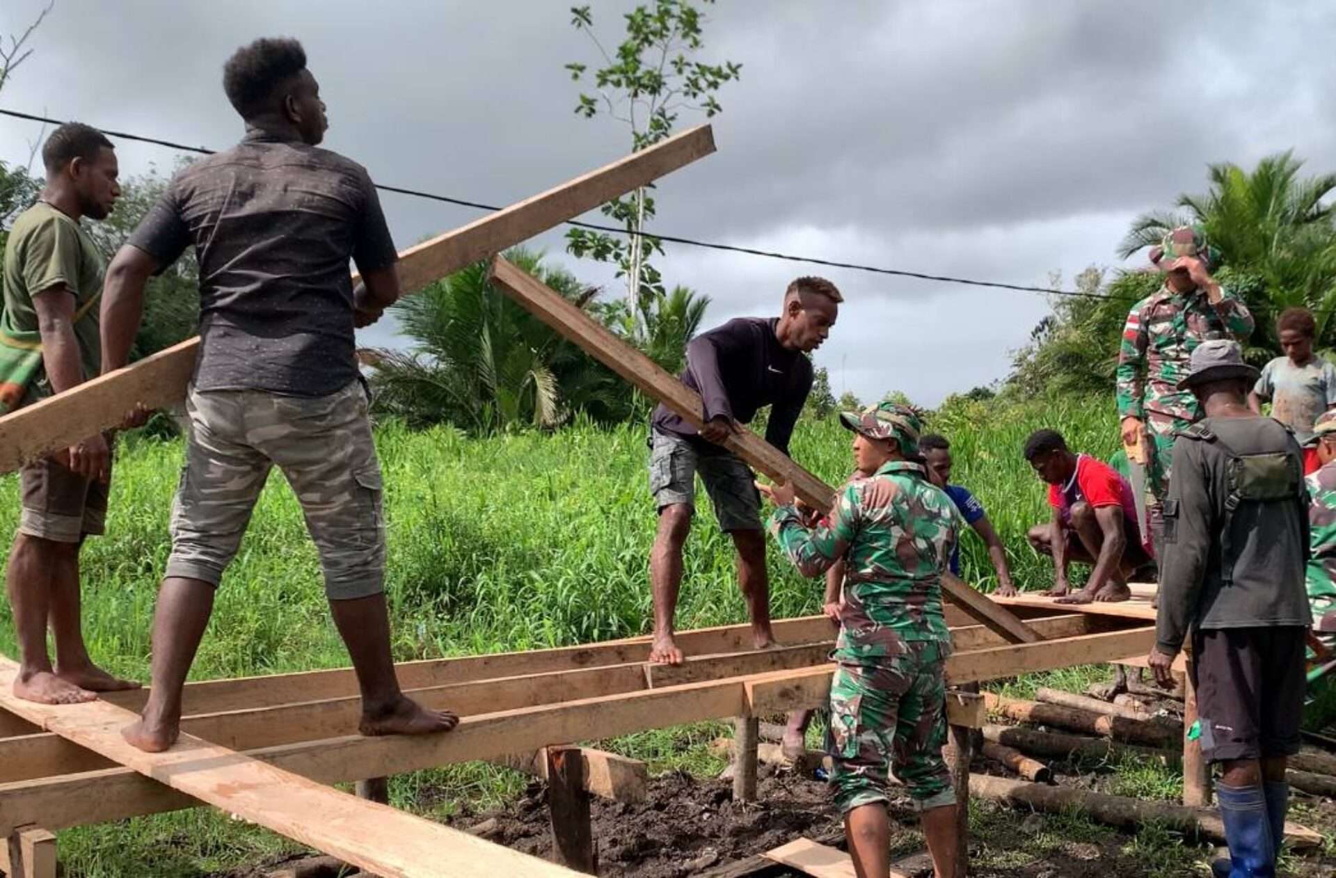 Satgas Yonif 125/SMB Bersama Masyarakat Benahi Jembatan di Kampung Tamanim Mappi