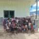 Satgas Yonif 323/BP Bagikan Alat Tulis di Ilaga Puncak Papua