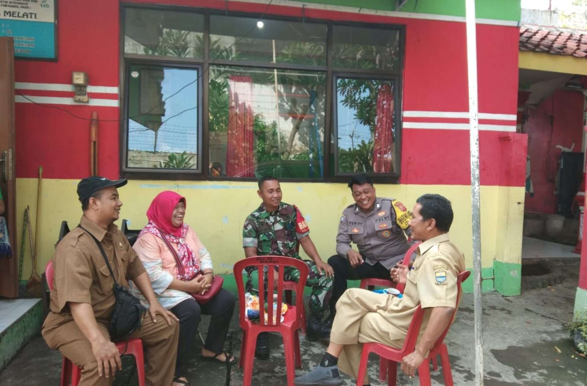 Menggalang Kebersamaan untuk Lingkungan Sehat: Babinsa dan Bhabinkamtibmas Kejaksan