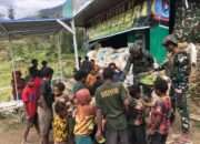 Satgas Buaya Putih Bagikan Sembako kepada Warga di Kampung Mayuberi Puncak Papua