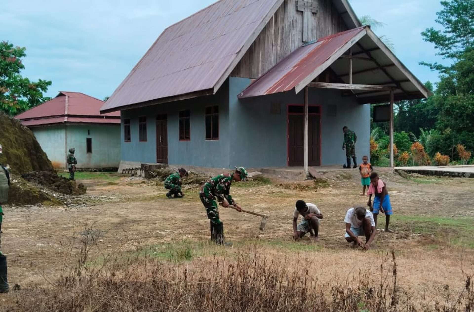 Satgas Yonif 762/VYS Bersama Masyarakat Laksanakan Pembersihan Gereja Jemaat Eden Maybrat