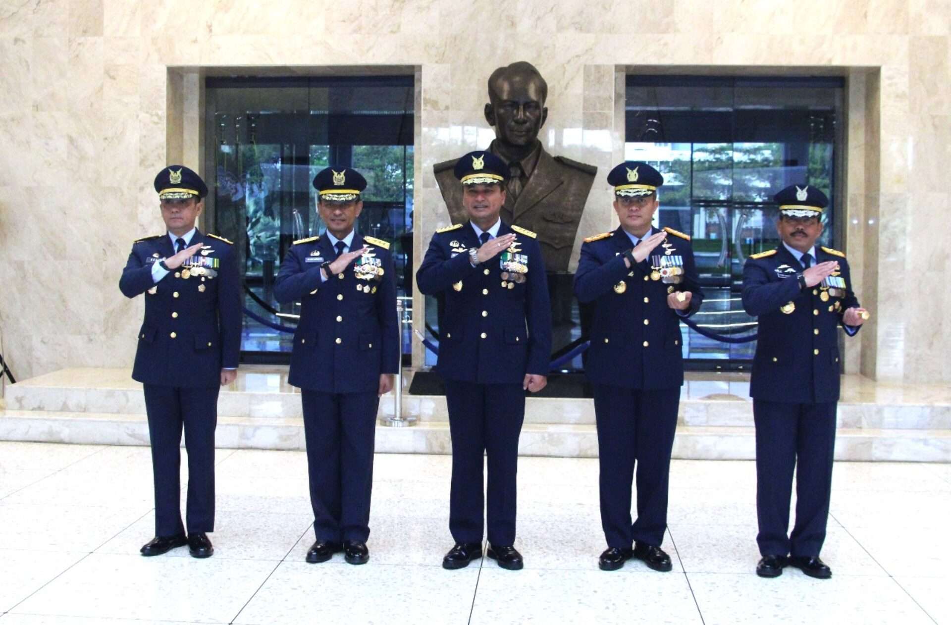 Kasau Berikan Penghargaan Prestisius bagi Pangkoopsud I dan Para Perwira TNI AU