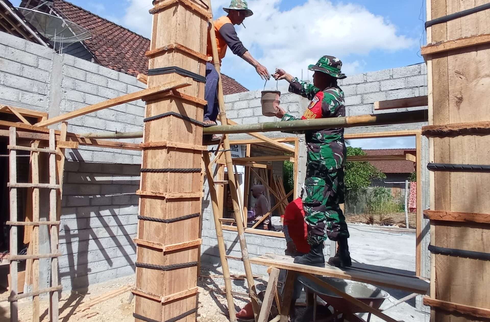 Gotongroyong Babinsa dan Warga Panggungrejo Blitar Renovasi Rumah