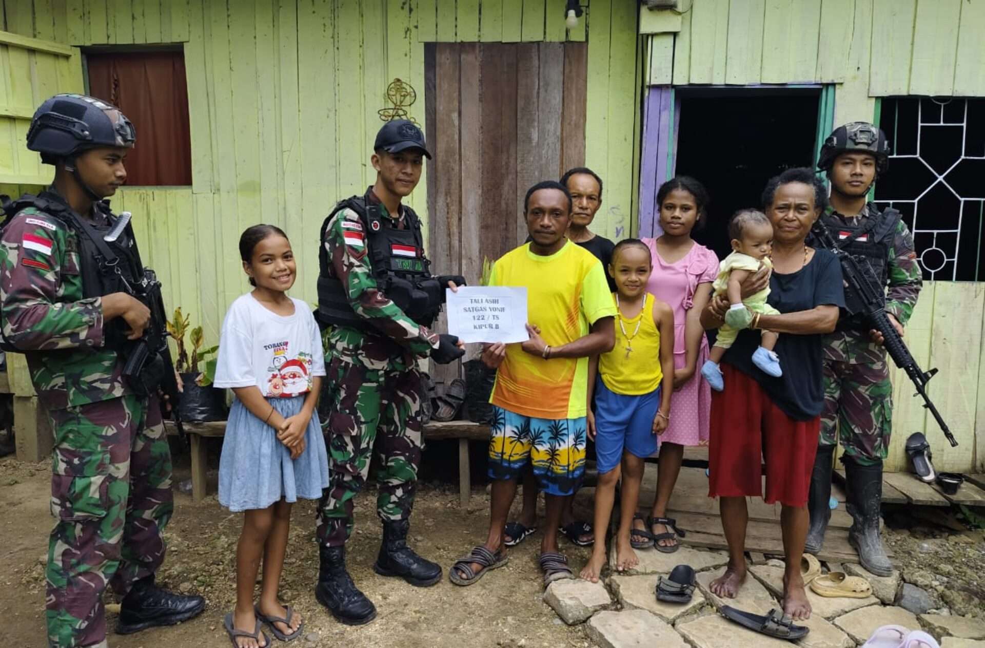 Anjangsana Prajurit Tombak Sakti ke Kampung Amyu Pererat Silaturahmi dan Stabilitas di Perbatasan Papua