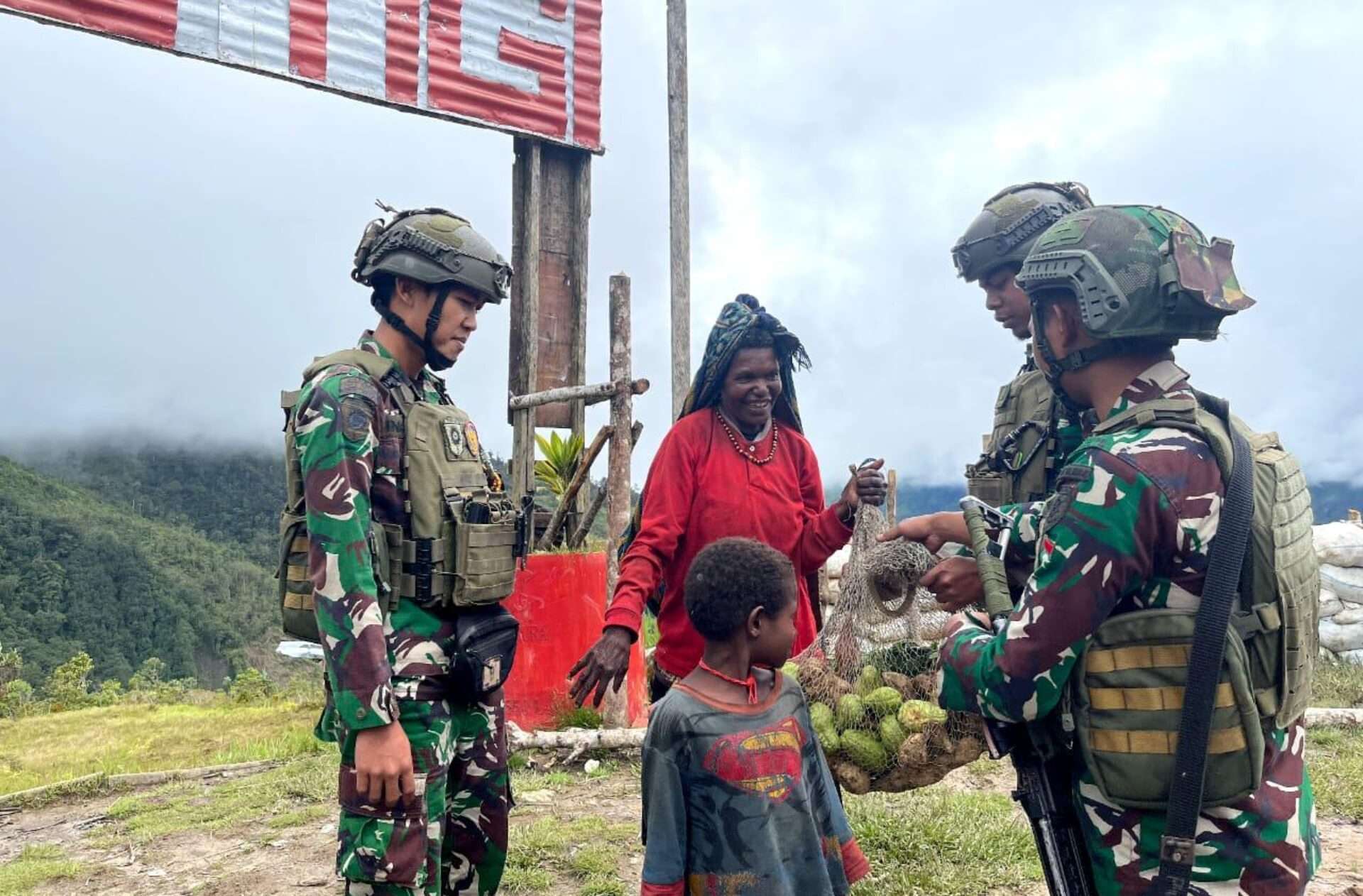 TNI Kostrad Satgas Yonif 432 Borong Hasil Tani Mama Papua di Pos Yigi