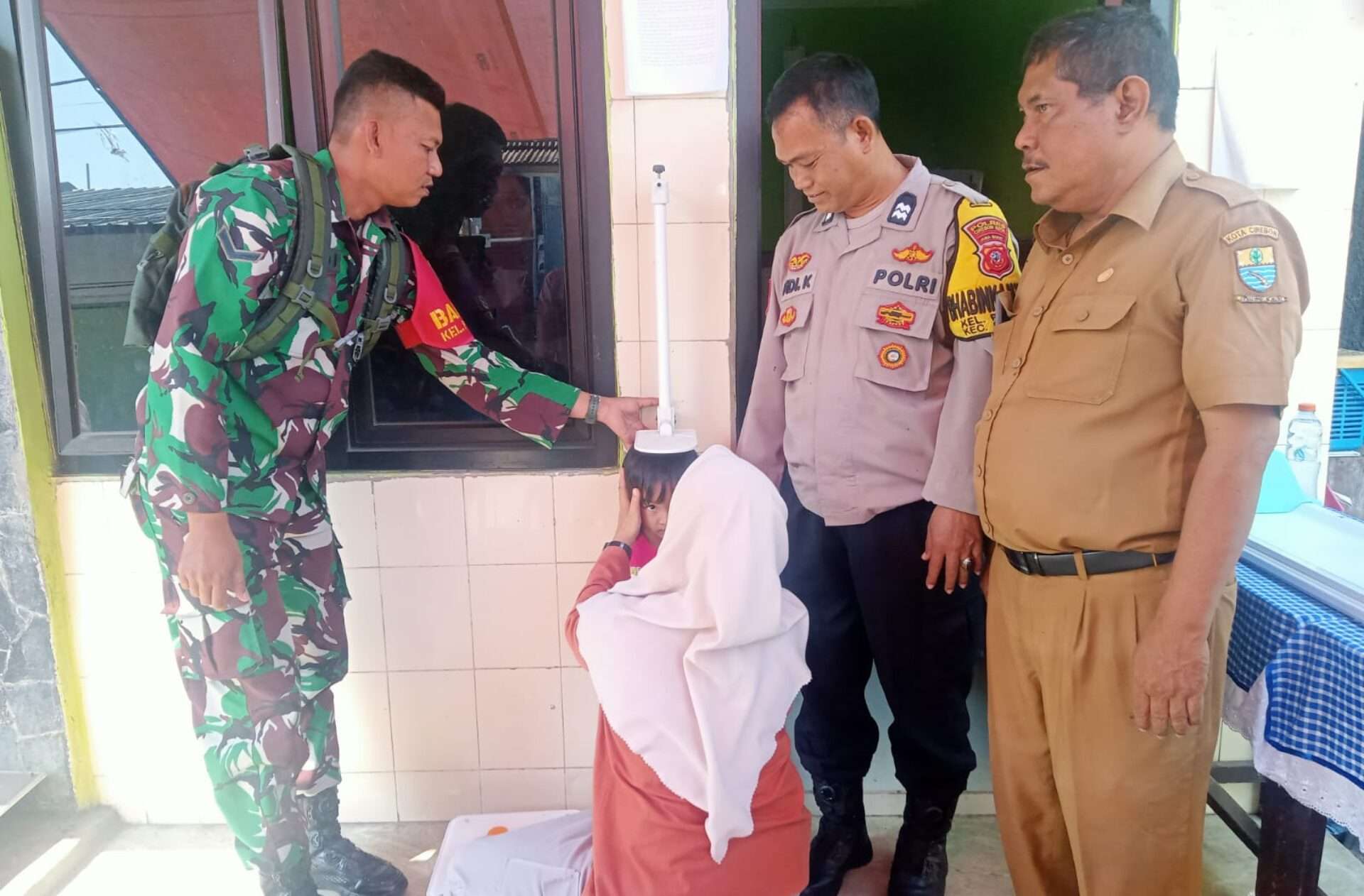 Babinsa dan Bhabinkamtibmas Kolaborasi dalam Posyandu dan Posbindu di Kota Cirebon