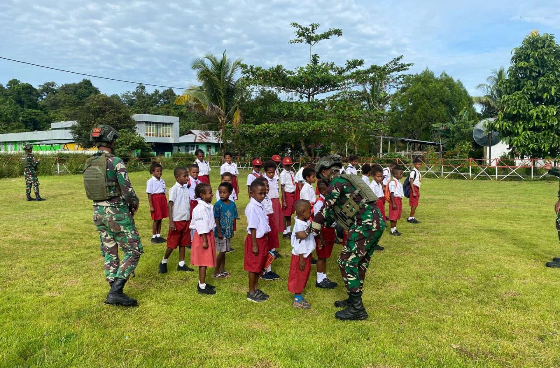 Bentuk Karakter dan Disiplin Sejak Dini: Latihan Peraturan Baris Berbaris oleh Satgas Pamtas RI-PNG di Maybrat