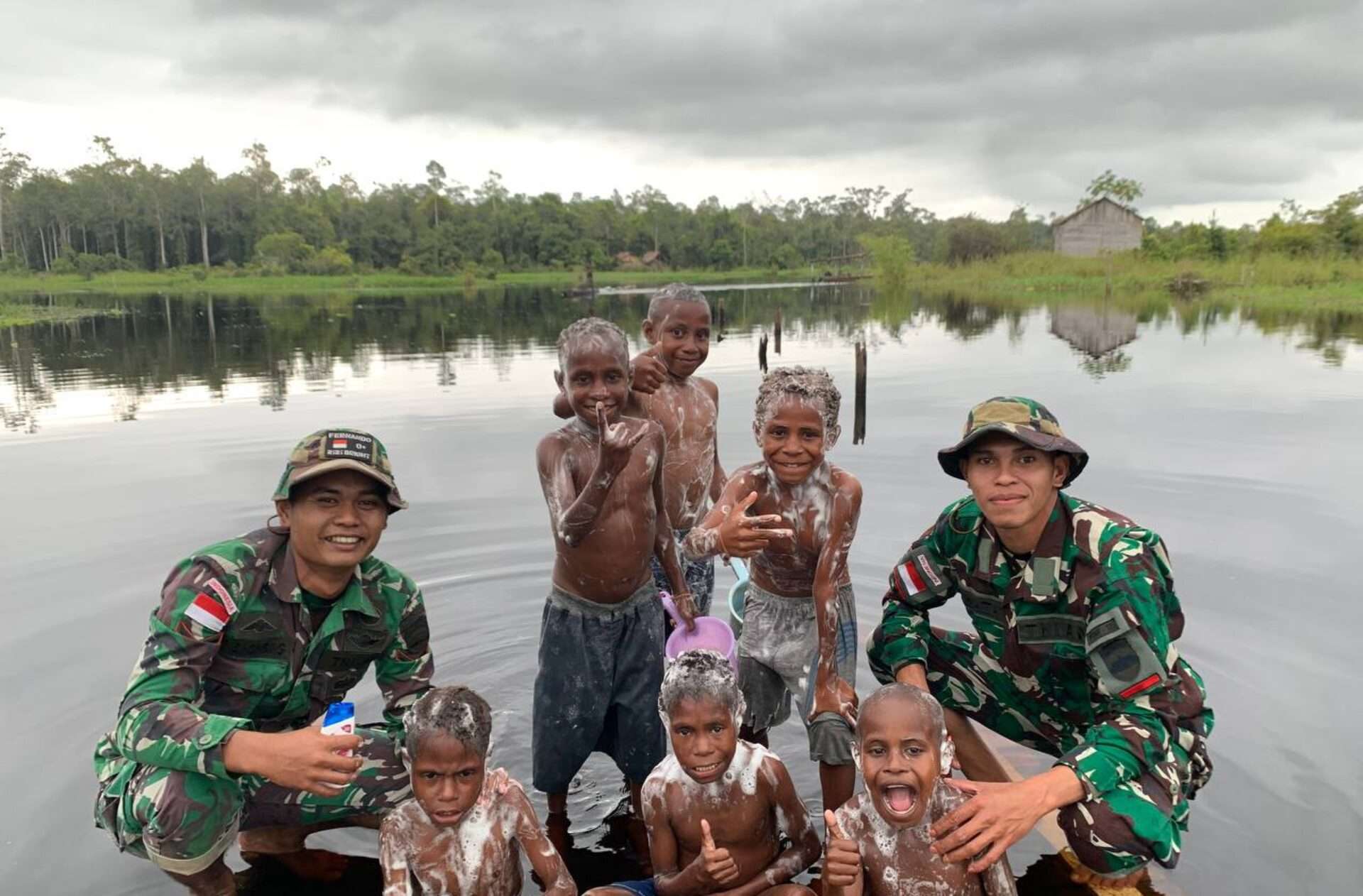 Satgas Yonif 125/SMB Membawa Pendidikan Kebersihan ke Kampung Senggo Mappi