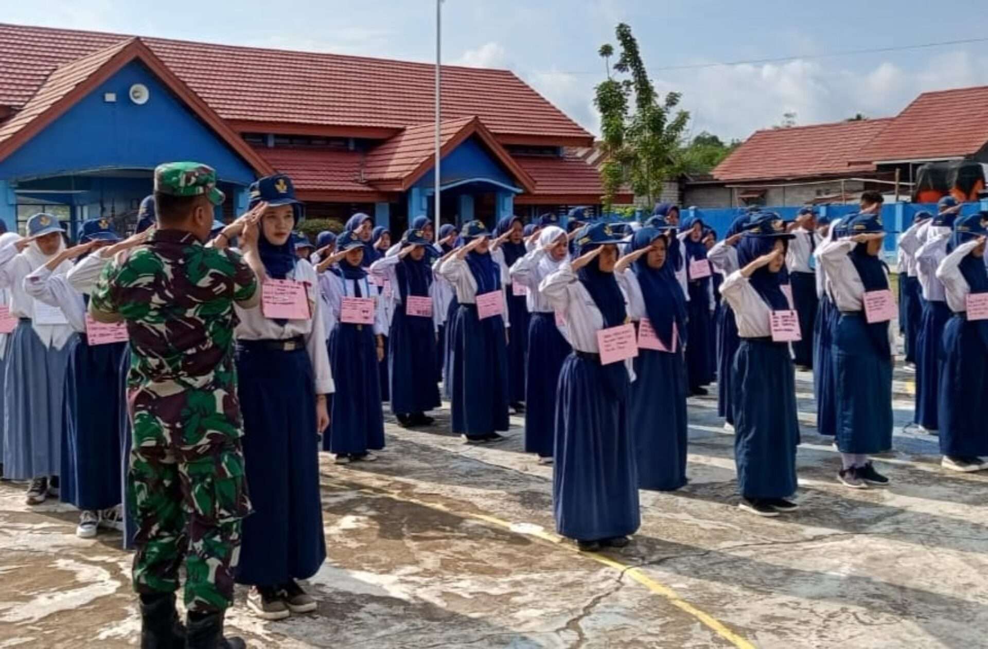 Babinsa Kodim 0906/Kkr Berikan Pembinaan MPLS SMAN 2 Koba