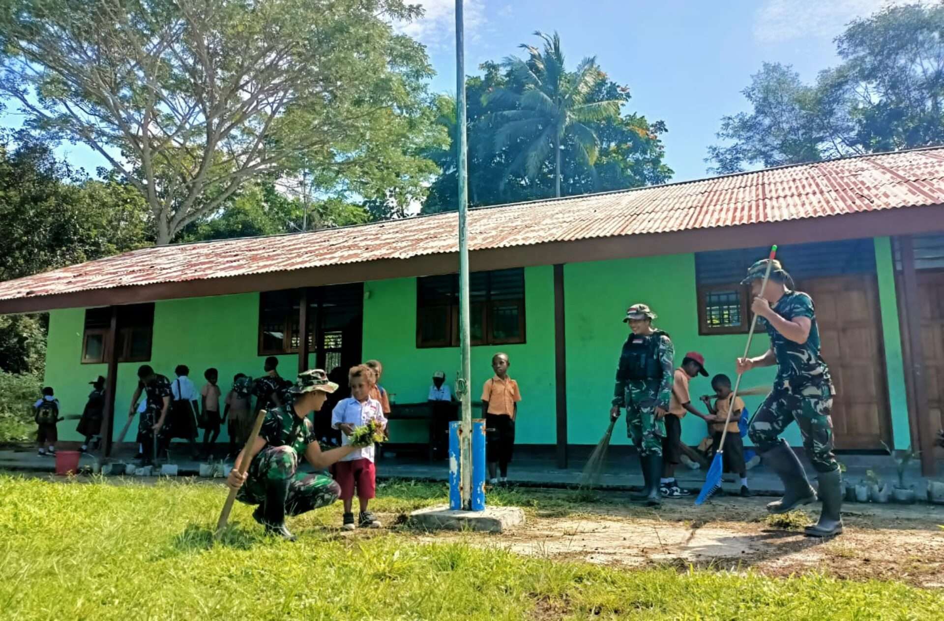 Semangat Pengabdian Ksatria Tombak Sakti: Karya Bhakti Bersama Anak-Anak SD YPPK Kenandega