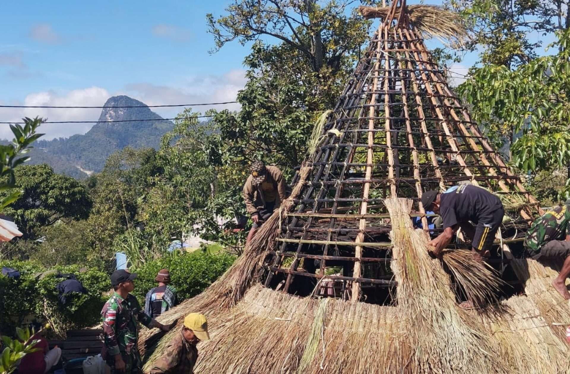 Gotongroyong Prajurit Naga Karimata dalam Pembangunan Rumah Adat di Desa Manusasi