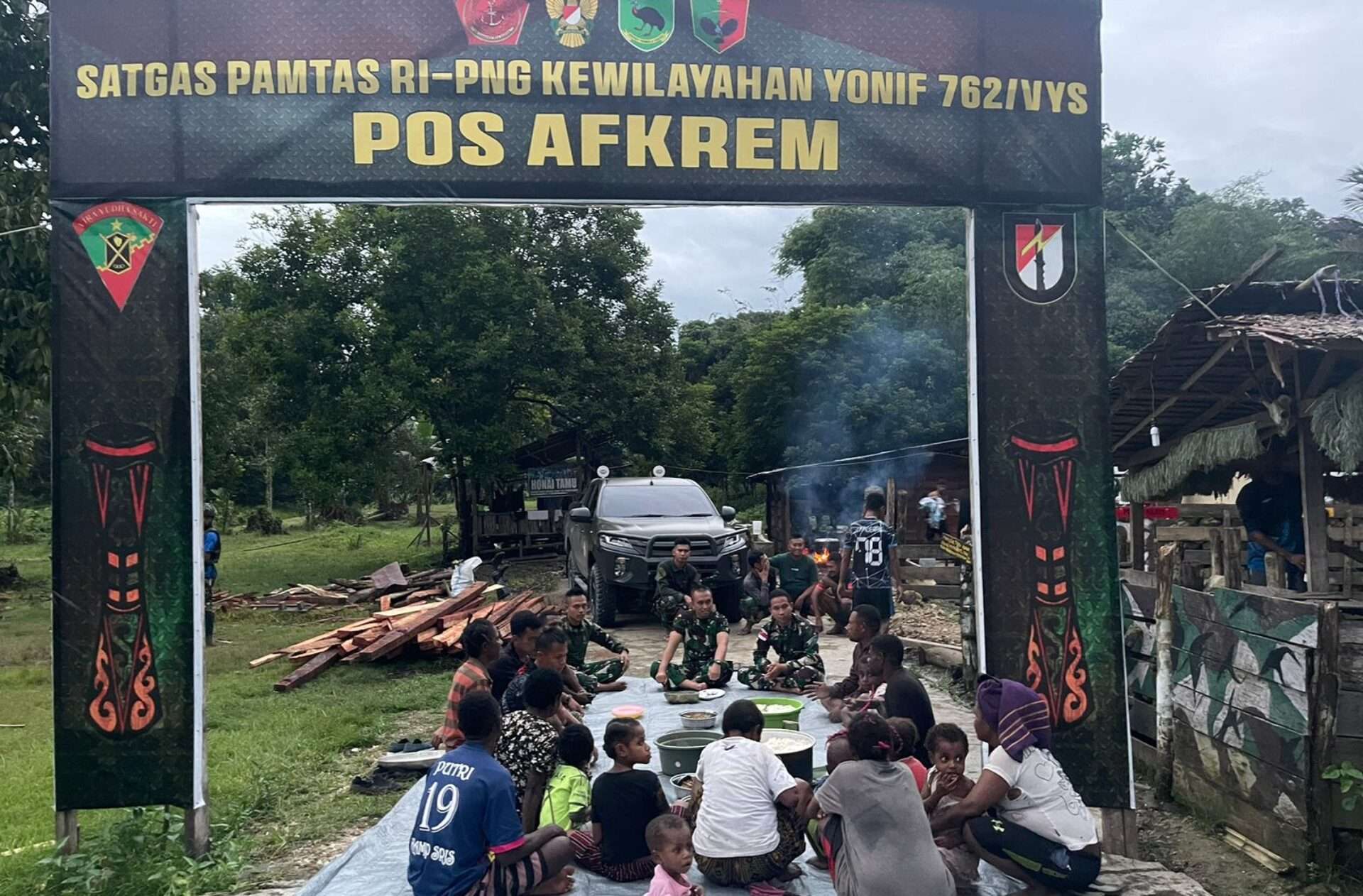 Makan Bersama Satgas Yonif 762/VYS di Kampung Afkrem