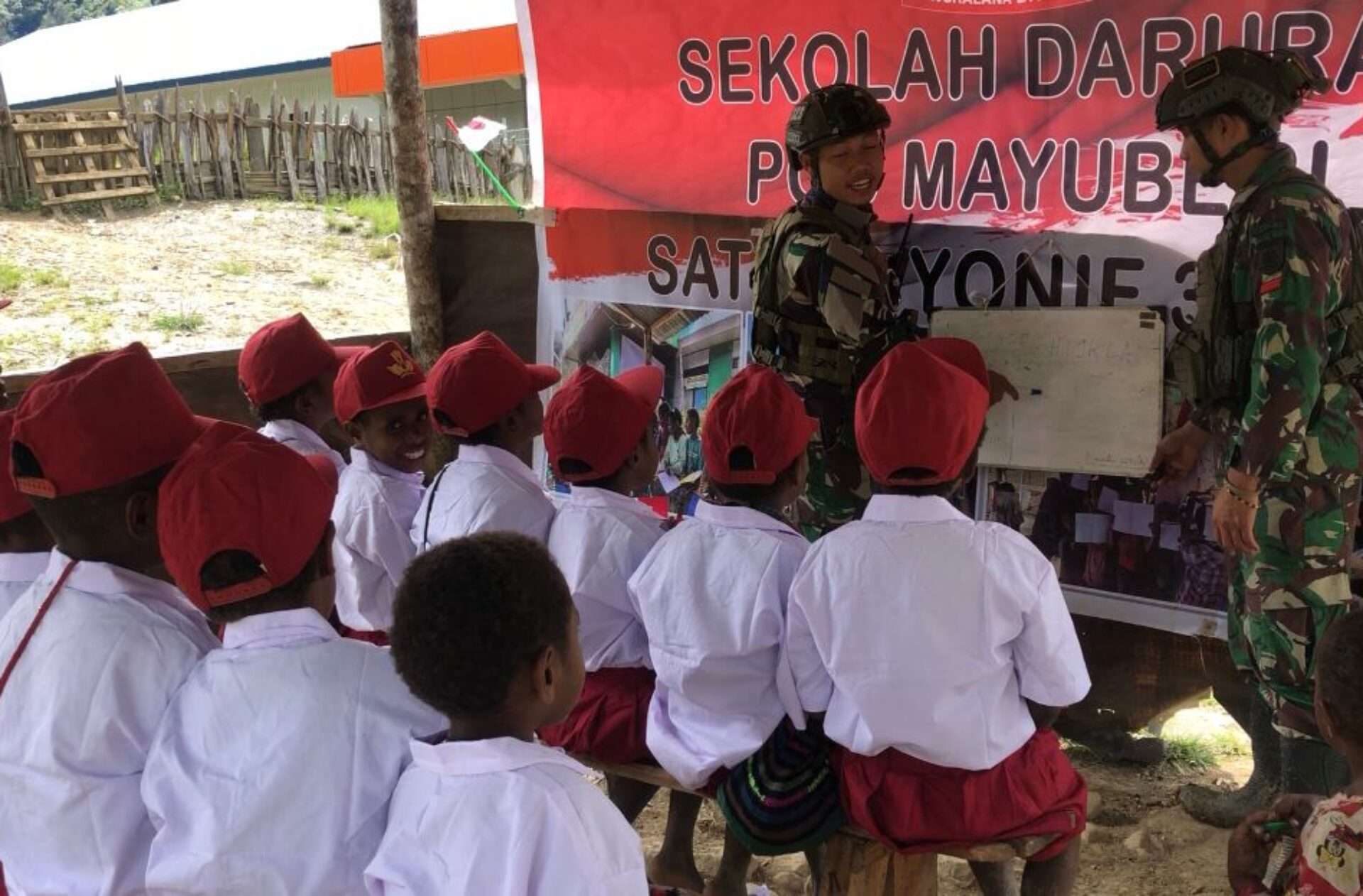 Prajurit Buaya Putih Peringati Hari Anak Nasional di Kampung Mayuberi Papua Tengah