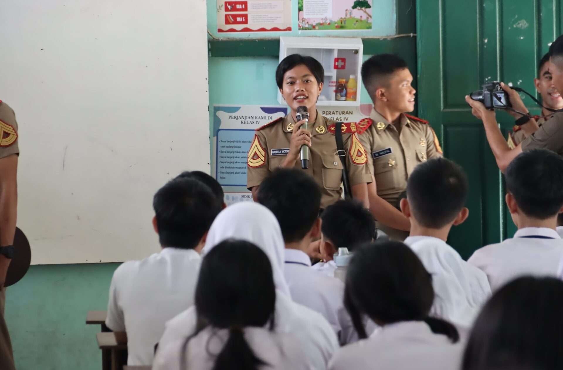 Sosialisasi Rekrutmen Taruna Akmil Magelang di SMP Kartika XVII-1 Kubu Raya