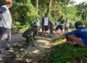 Serda Edi Prastiyo dan Warga Kaweron Gotongroyong Perbaiki Jalan Rusak di Blitar