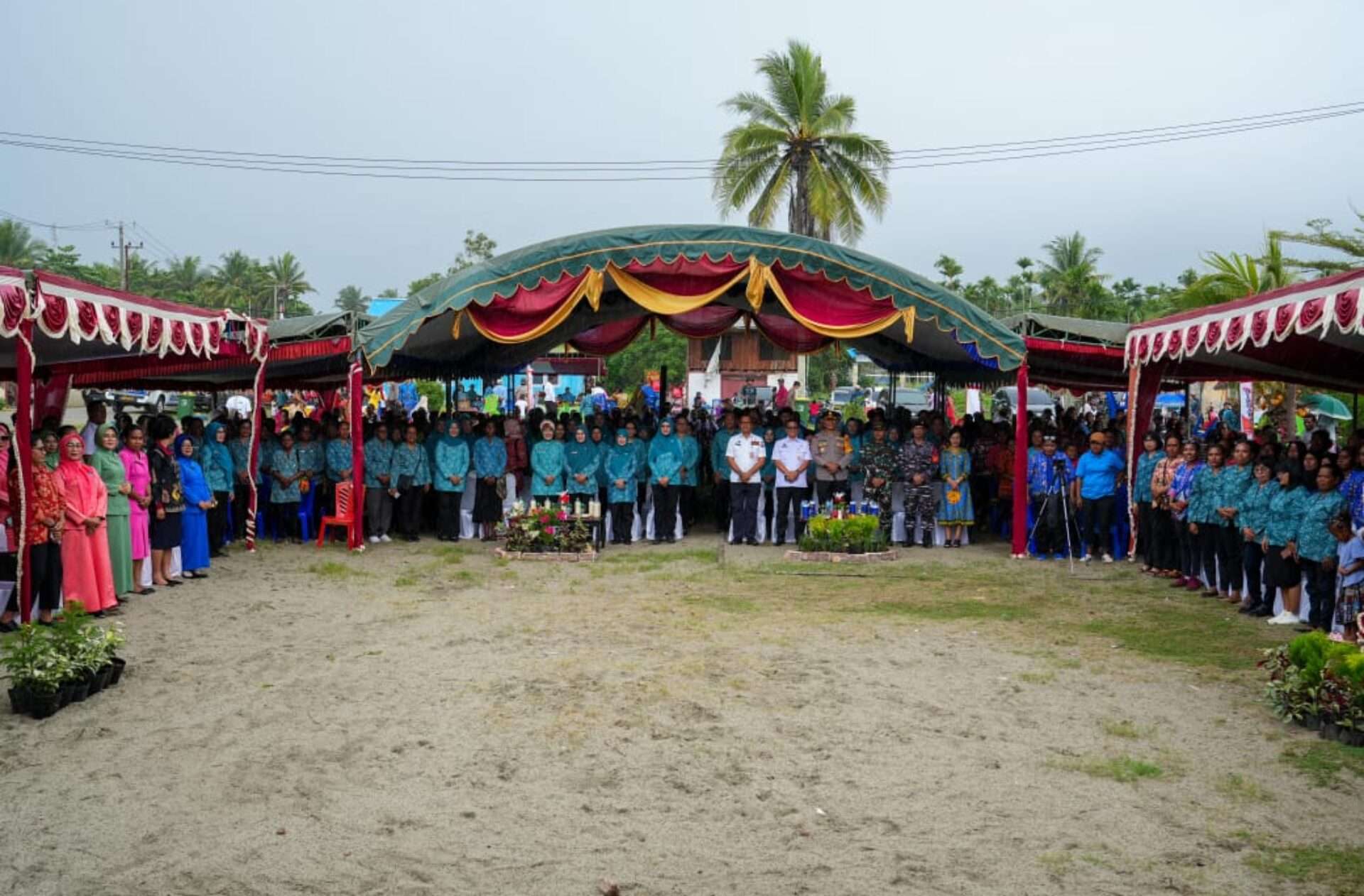 Ketum TP PKK Tri Tito Serahkan Bantuan Bahan Pokok di Kota Jayapura