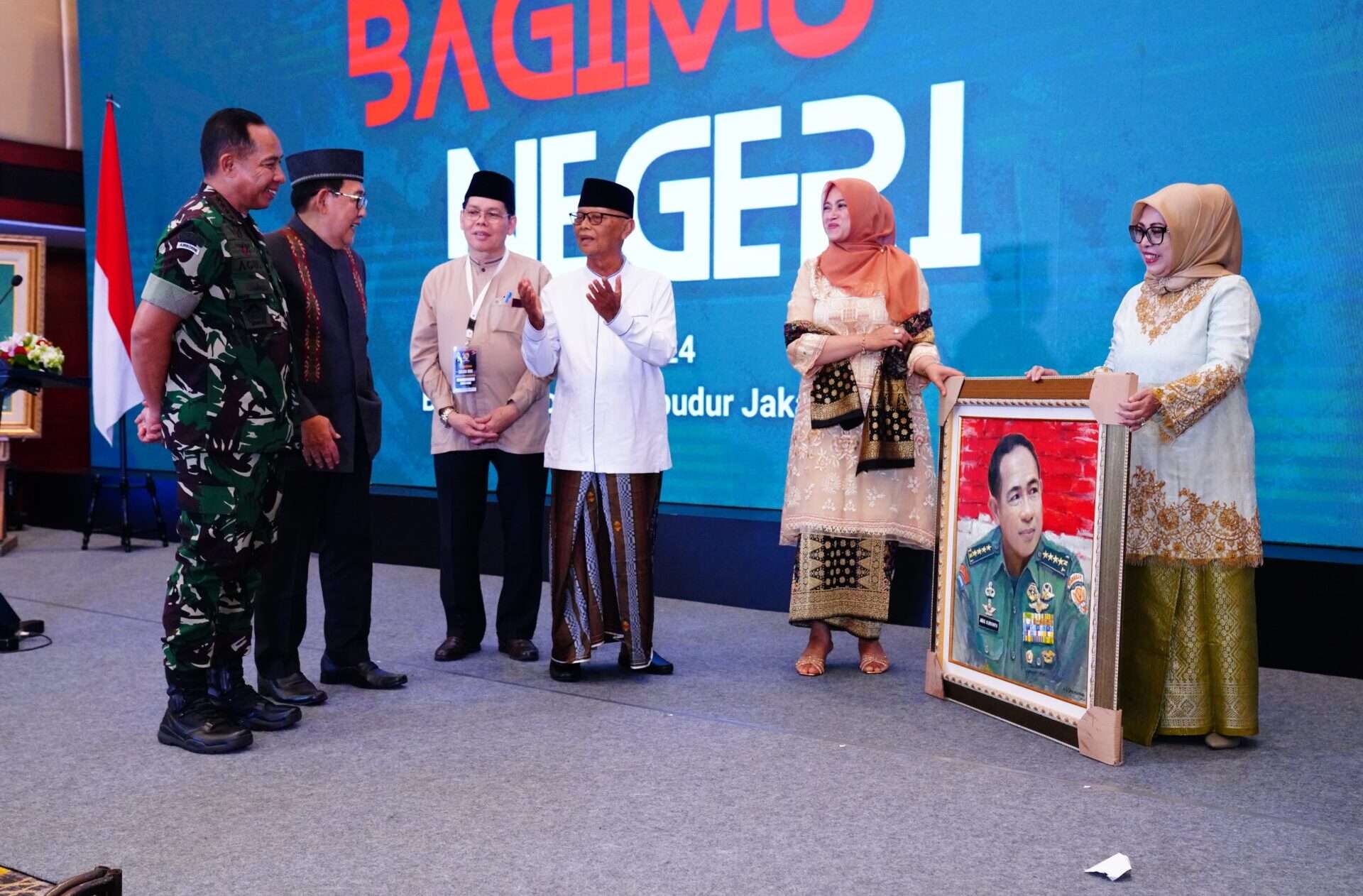 Panglima TNI Hadiri Pameran dan Lelang Lukisan BAGIMU NEGERI dalam Milad ke-49 MUI