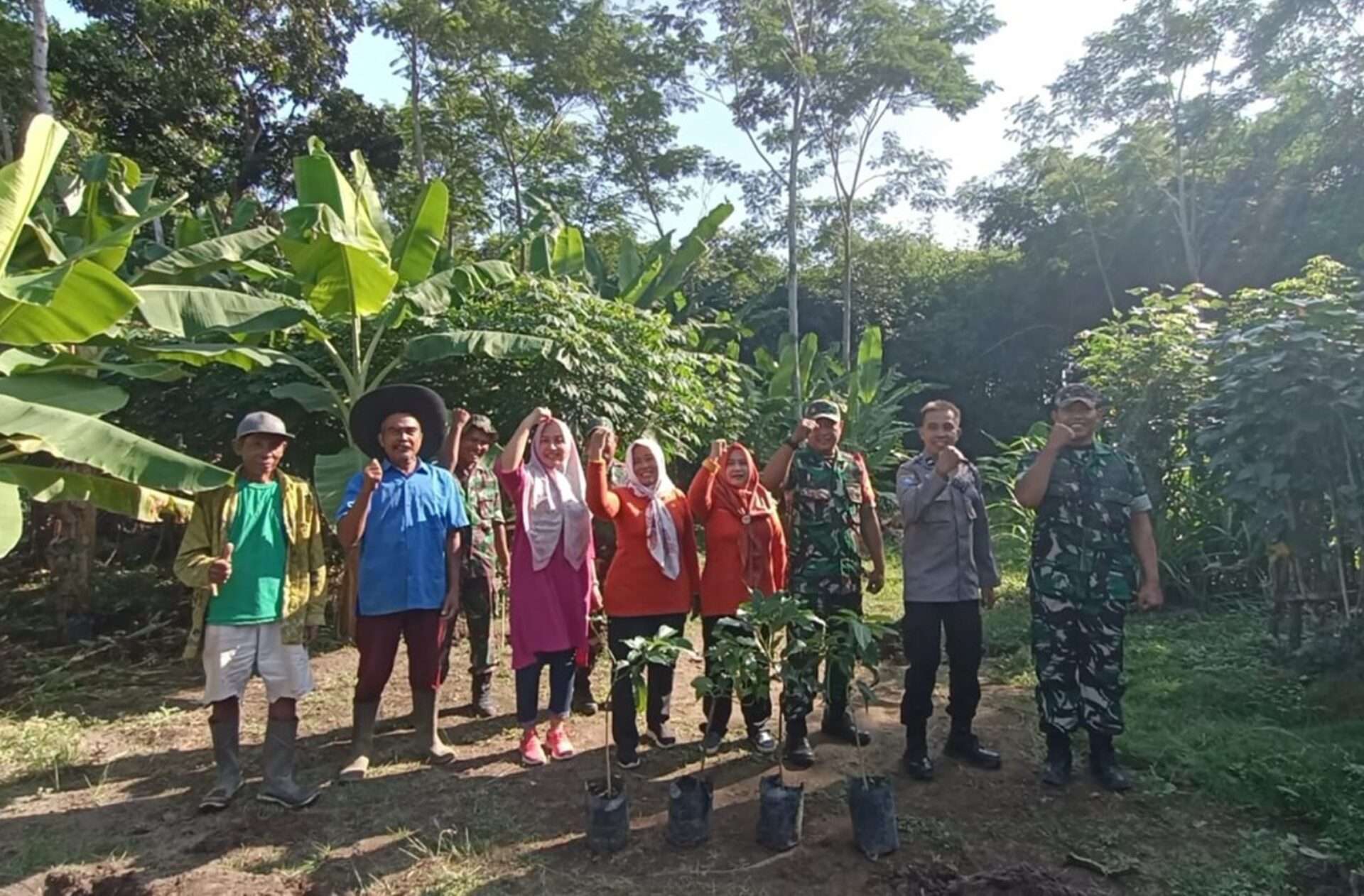 Babinsa dan Warga Gelar Penghijauan di Desa Besuki Blitar